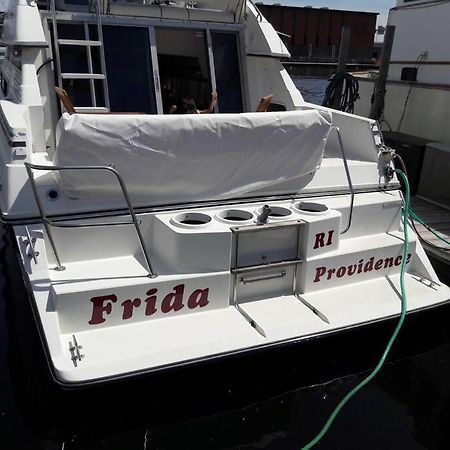 Yacht Stay Providence Marina Exteriör bild