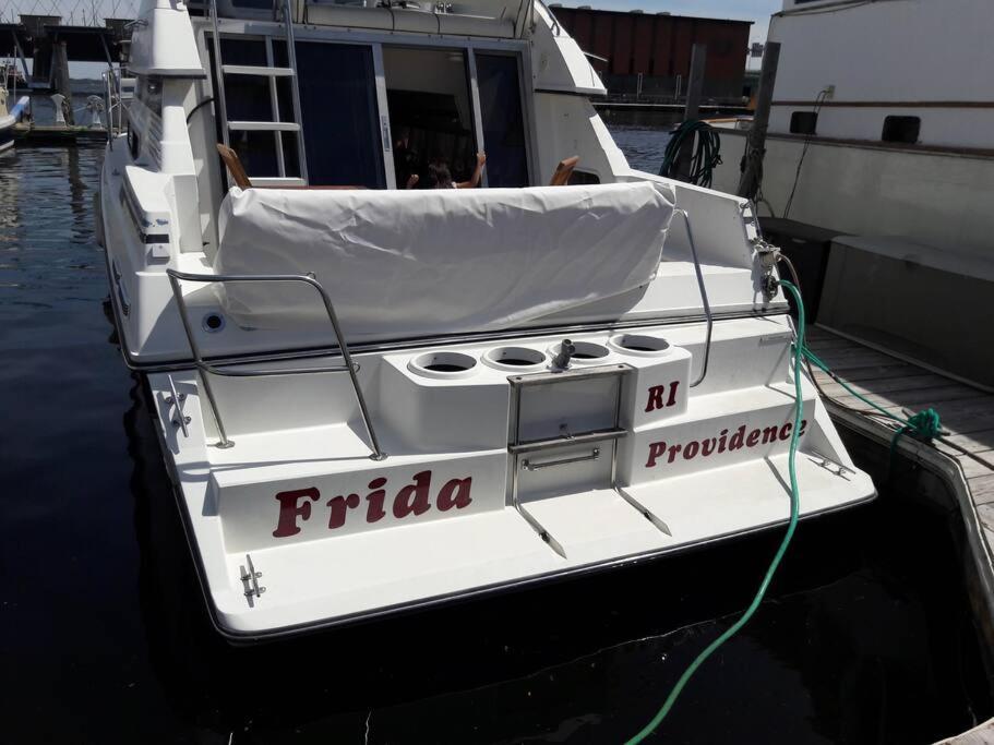 Yacht Stay Providence Marina Exteriör bild