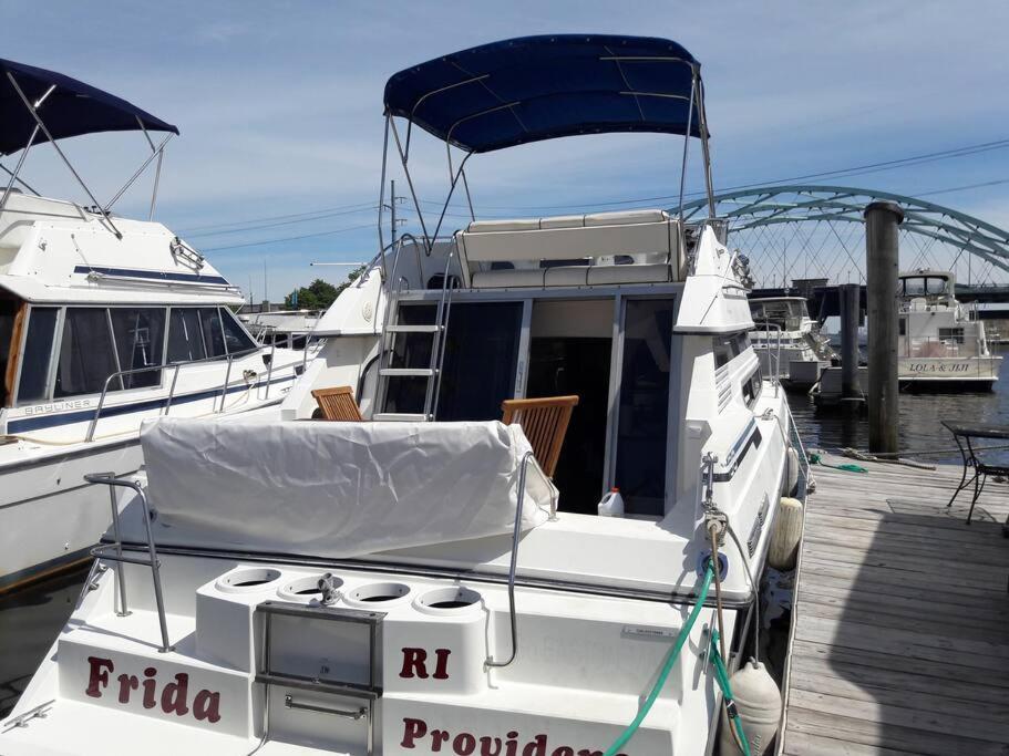 Yacht Stay Providence Marina Exteriör bild